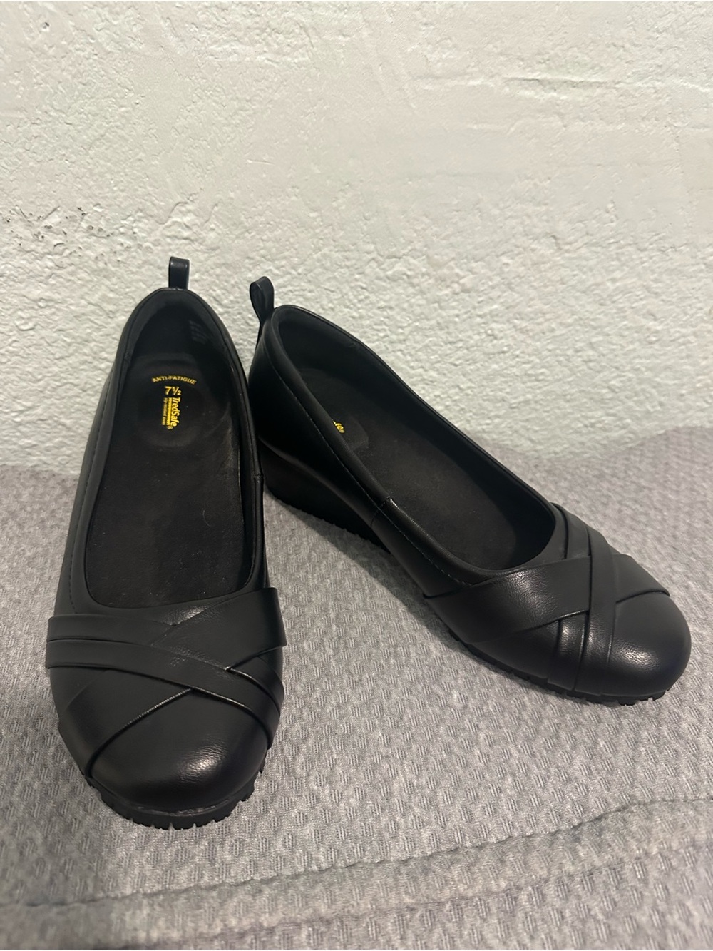 Tredsafe Women's Black Slip-On Crossband Flats - Size 7 1/2